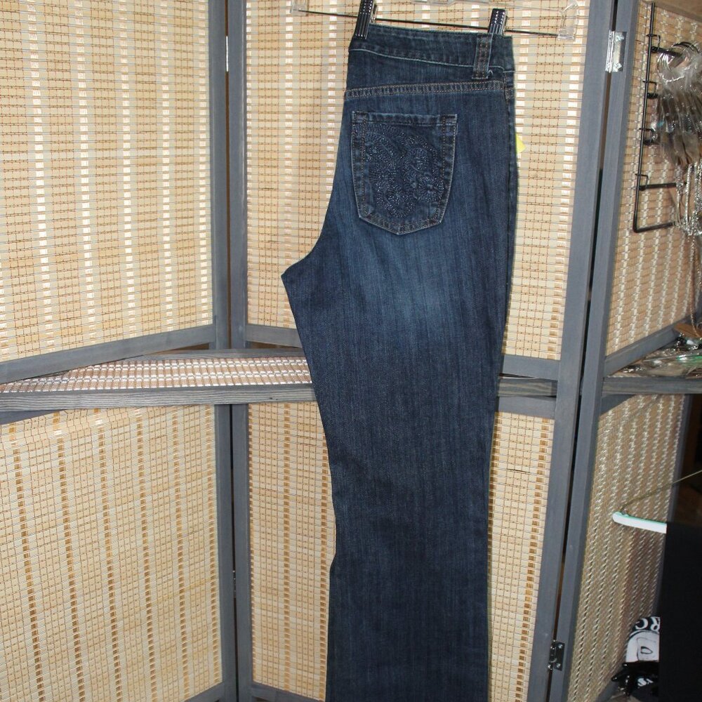 Chico's Platinum 0.5 Reg Boot Cut Denim with Embroidered Pockets